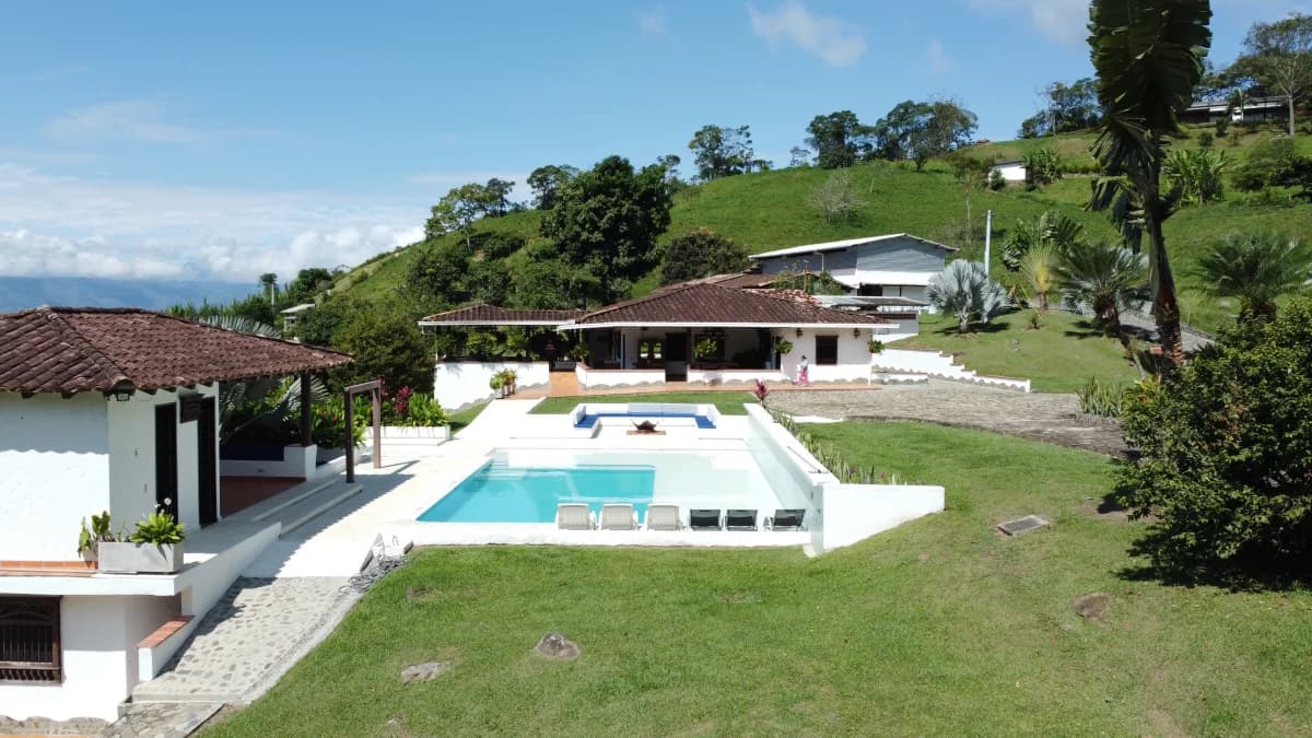 Finca La Juana, casa de bahareque frente al Cerro Tusa en Venecia, Antioquia