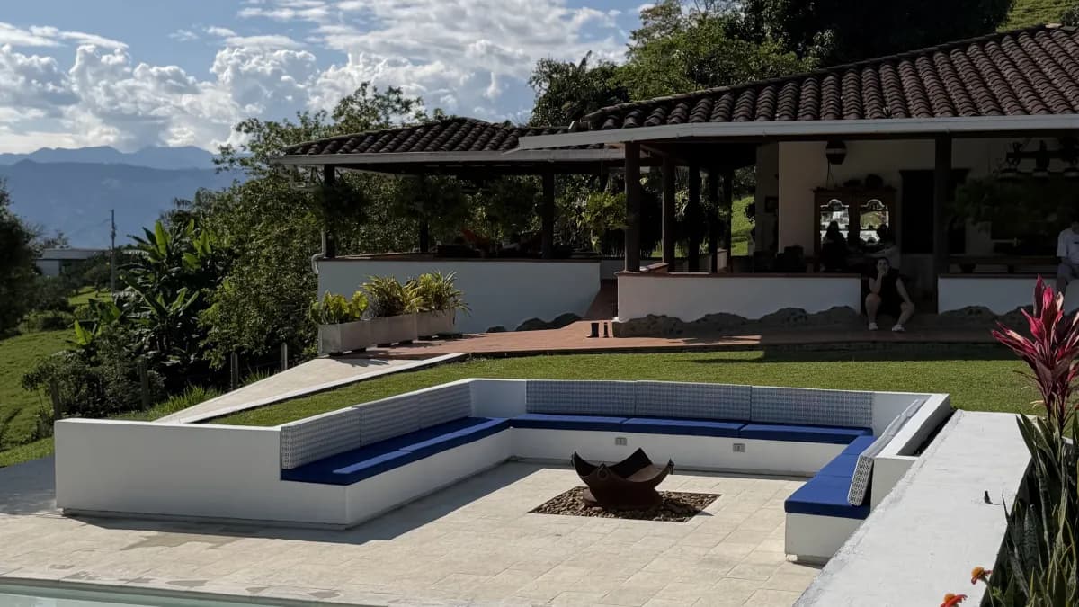 Country house with pool and gardens for a family vacation near Medellín, La Juana in Venecia, Antioquia