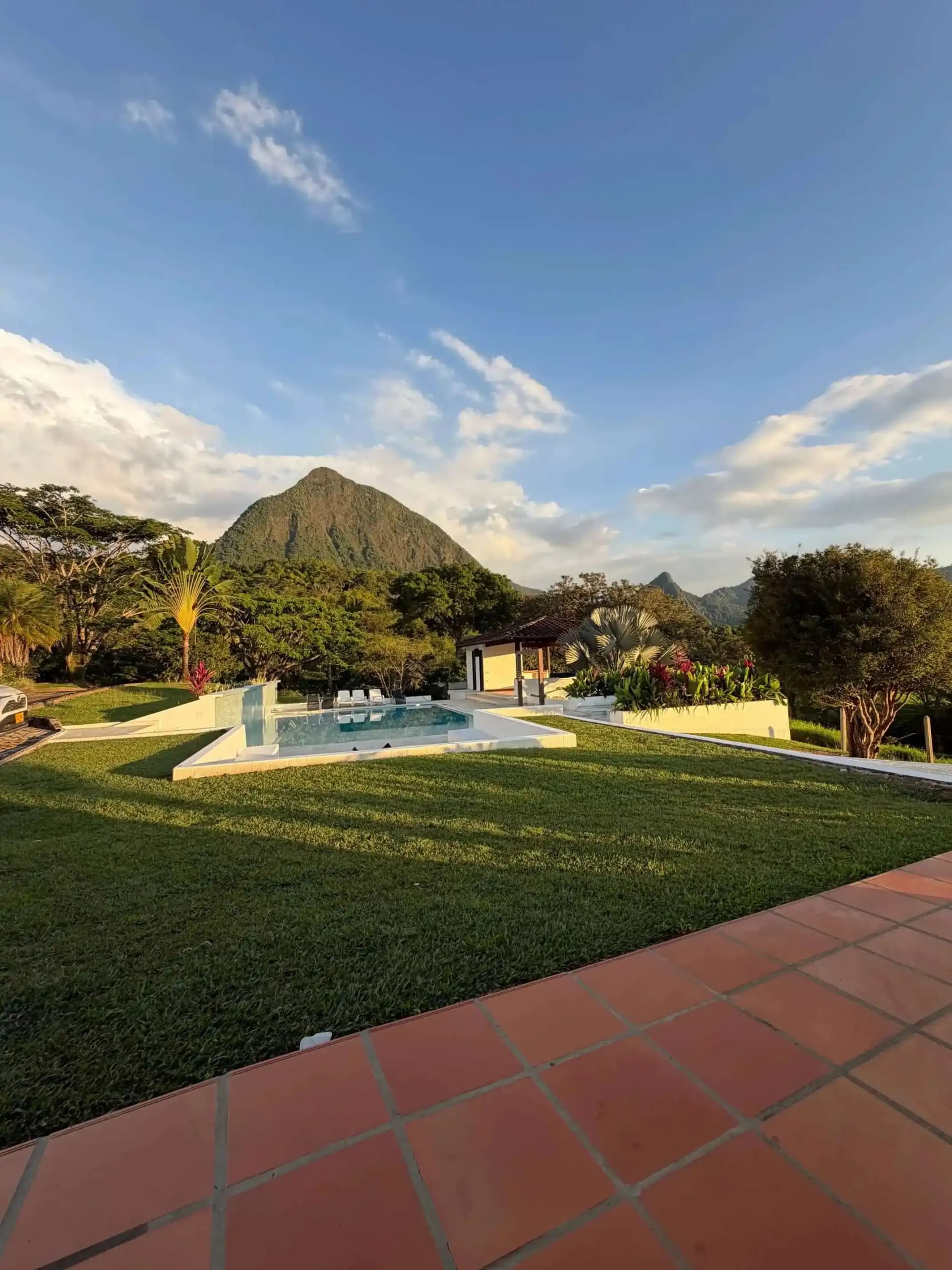 Vista panorámica al Cerro Tusa desde Finca La Juana