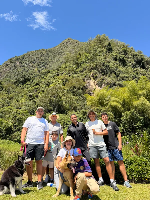 Familia y visitantes con sus mascotas al pie del Cerro Tusa en un día soleado