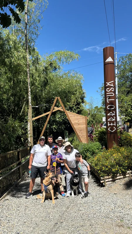 Sendero pedagógico en el Parque Comfama Cerro Tusa para niños y familias
