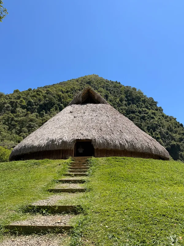 Maloka ancestral del Parque Comfama Cerro Tusa, accesible en tours desde La Juana